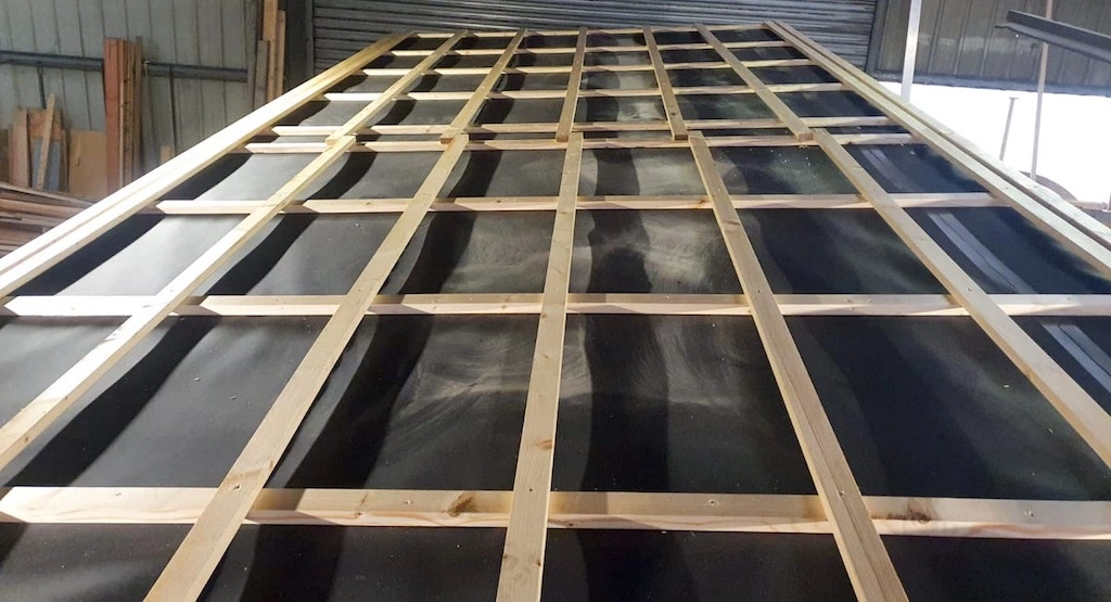Pose du contre-lattage et du lattage sur la toiture de la Tiny House YOUCA